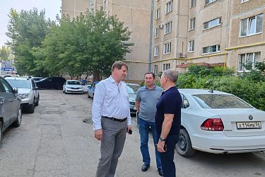 Дорогу во дворе многоэтажки включили в план ремонта